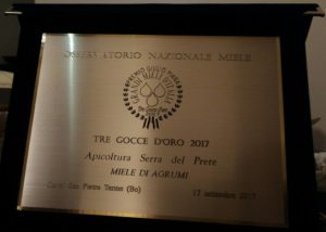 la targa di conferimento della "Tre gocce d'oro 2017"