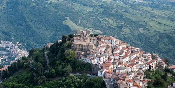 Colobraro, il paese che della Jella ha fatto la sua fortuna