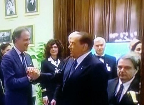 Berlusconi con il sen. lucano MOles e, nell'angolo in basso, Renato Brunetta