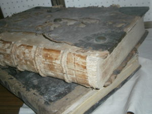 alcuni dei libri consevati nella Biblioteca Parrocchiale San Nicola