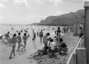 Sicilia. Tutti al mare. 1969