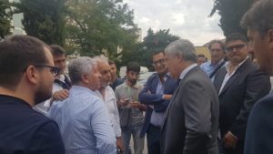 L'on. Antonio Tajani a Potenza mentre si intrattiene con alcuni simpatizzanti