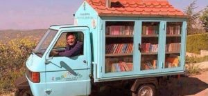 Antonio La Cava alla guida del suo bibliomotocarro