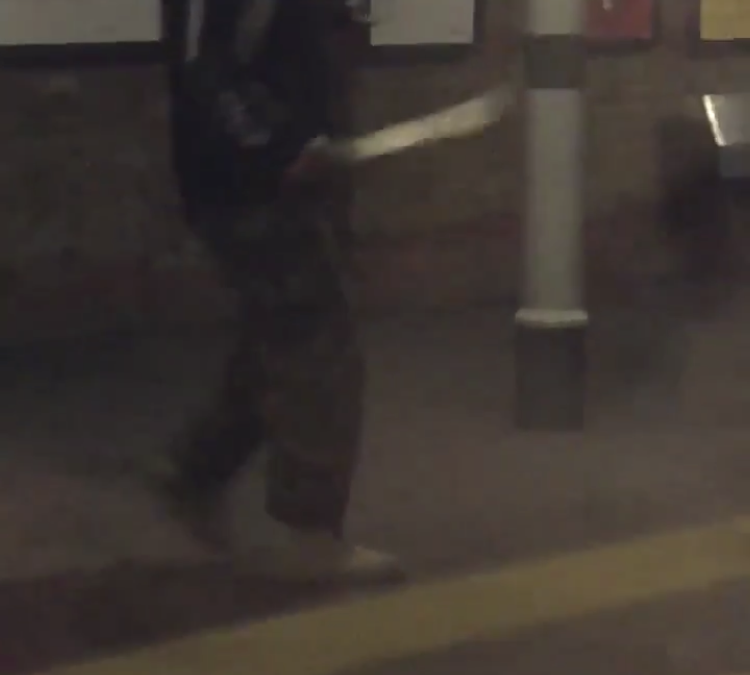 VIDEO – Scongiurato probabile attentato alla Metro di Londra: la polizia ferma un giovane armato di scimitarra