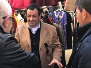 Giovanni Vizziello tra la gente al mercato