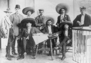 Emiliano Zapata al centro nella foto con altri rivoluzionari messicani