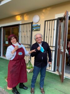 Sivana Felicetta Colucci con Angelomauro Calza al termine del pranzo (mascherina tolta solo per la foto, distanza rispettata)